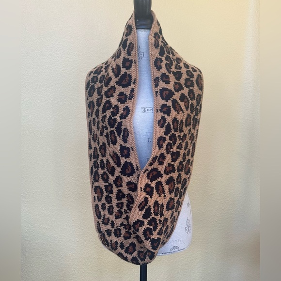 Betsey Johnson Animal Print Infinity Knit Scarf New Without Tags! - Picture 4 of 10